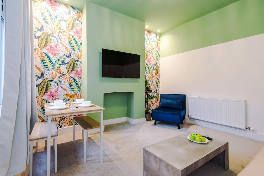 5 Bed Salford Sanctuary Retreat *