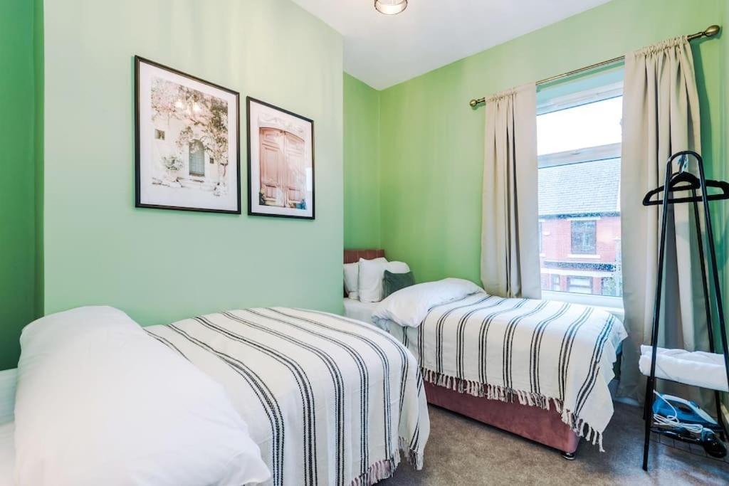 5 Bed Salford Sanctuary Retreat Holiday home *