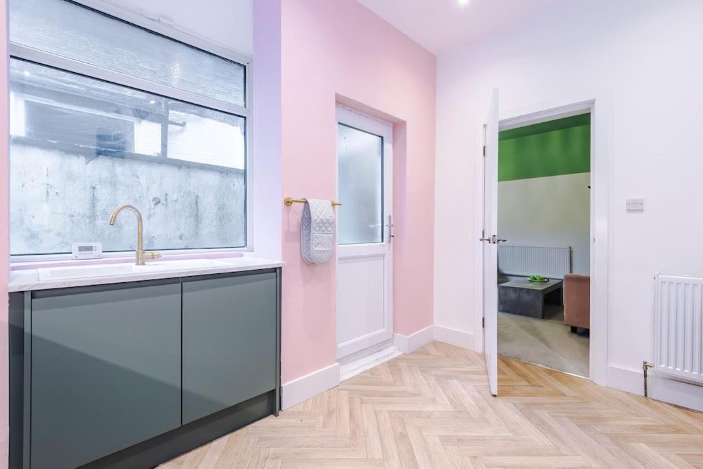 5 Bed Salford Sanctuary Retreat Holiday home *
