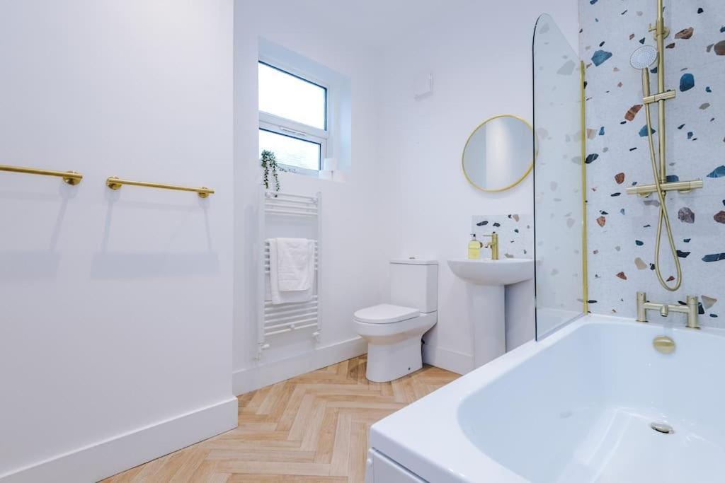 5 Bed Salford Sanctuary Retreat * Manchester