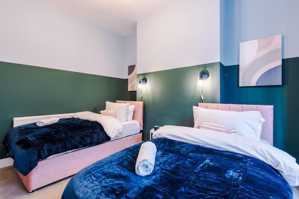 5 Bed Salford Sanctuary Retreat Holiday home