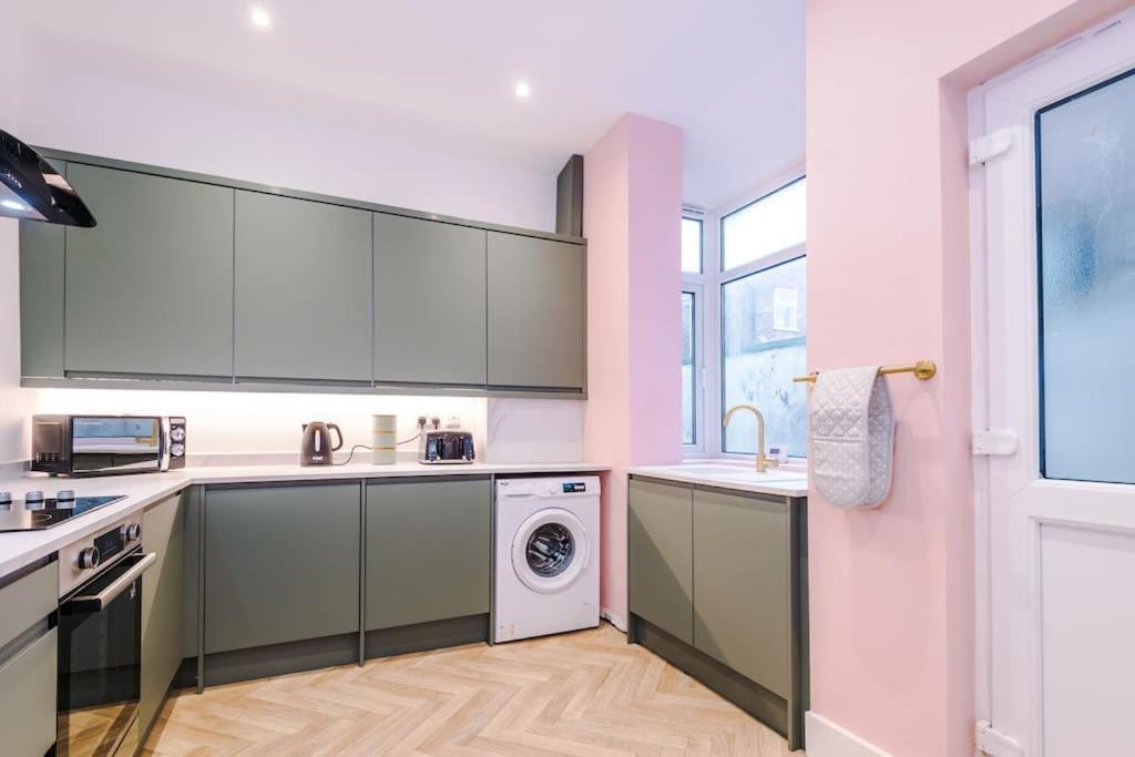 5 Bed Salford Sanctuary Retreat Holiday home